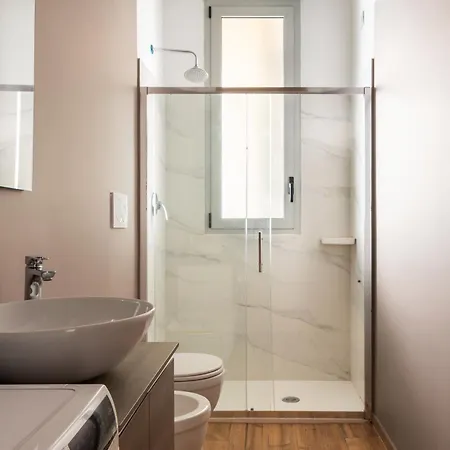 Modernita A Milano: Bilocale Con Balcone דירה