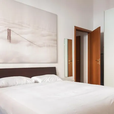 Modernita A Milano: Bilocale Con Balcone * מילאנו