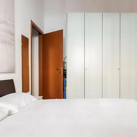 Modernita A Milano: Bilocale Con Balcone דירה *