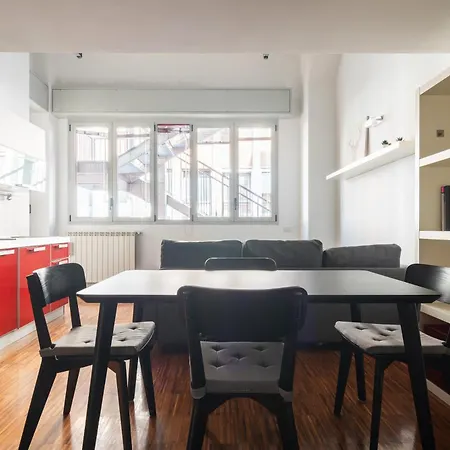 Modernita A Milano: Bilocale Con Balcone דירה