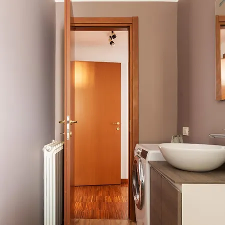 Modernita A Milano: Bilocale Con Balcone * מילאנו