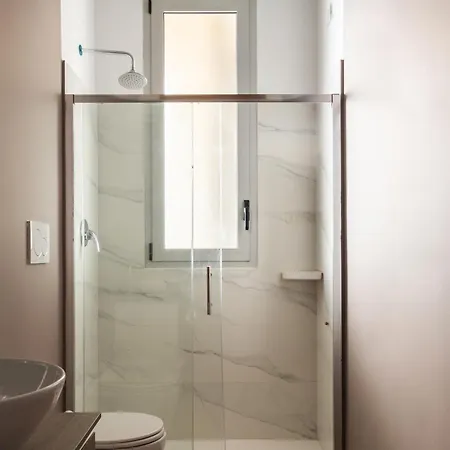 Modernita A Milano: Bilocale Con Balcone